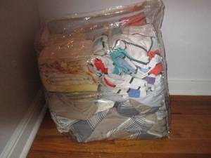 lot 22 image: Clear bedding storage bag containin...