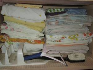 lot 30 image: Sheets and other bed linens plus sh...