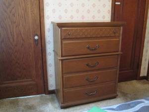 lot 33 image: Dresser measuring 36 x 18 x 46...
