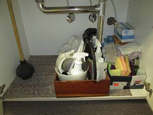 lot 45 image: Lot of bathroom cleaning supplies