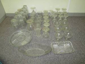 lot 53 image: Glass serving ware...