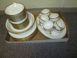 lot 58 image: Haviland China set...