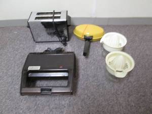 lot 68 image: Toasters and kitchen otems...