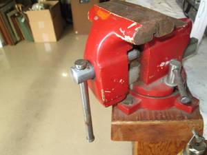 lot 92 image: Bench vice, bring a tool to unbolt...