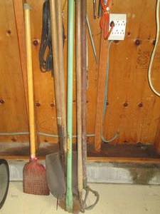 lot 106 image: Shovels, edger, yard tools...