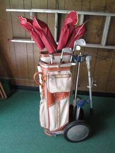 lot 111 image: Vintage golf bag with clubs...