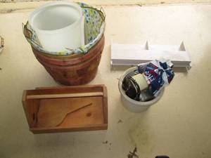lot 124 image: Wood display pieces bushel baskets ...