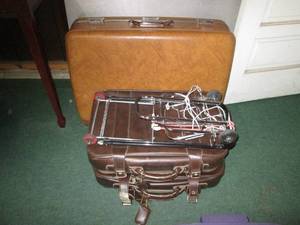 lot 137 image: 2 Suitcases 1 oversized suitcase an...