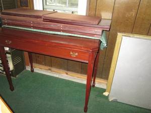 lot 144 image: Vintage wood table with leaves to expand and a pad