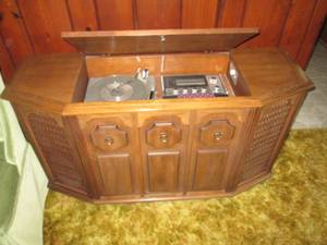 lot 151 image: Vintage wood encased Victor AMFM r...