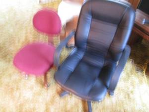 lot 161 image: Black leather like executive style ...