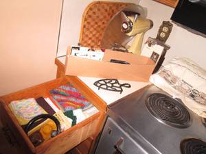 lot 183 image: Sunbeam mixer, can opener, kitchen ...