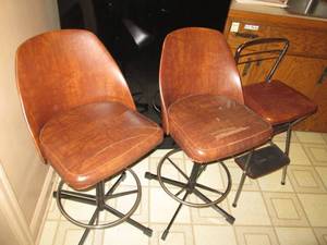 lot 190 image: 2 Bar stools and a Costco stepstool...