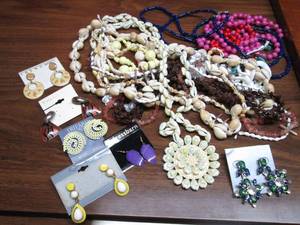 lot 194 image: Ladies costume jewelry...
