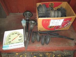lot 225 image: Solar and electric yard lights and ...