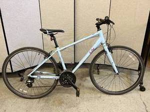 lot 11 image: Liv ALIGHT Hybrid Bicycle WOMENS 24 Speed Blue Trekking Bike - In Good Condition