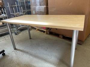 lot 33 image: Multipurpose Desk Workstation Long Table - Surface Scratches etc.