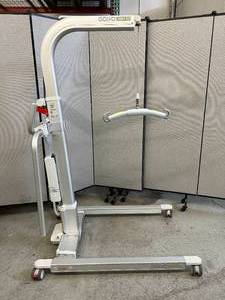 lot 44 image: Liko Golvo 7007 ES Patient Hoist Power Lift - 440 lbs. Max Weight Capacity - In Great Working Condition No Charger