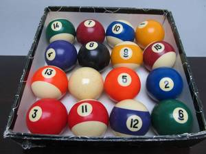 lot 32 image: Complete Set of Vintage Billiard Balls