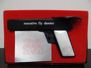 lot 64 image: Vintage Pistol-Shape Executive Fly Shooter Fly Swatter - New in Original Box