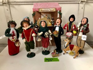 lot 197 image: Lot of Byers Choice Carolers Christmas Figures #4