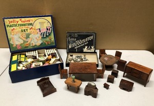lot 153 image: Nice Lot of Vintage Dollhouse Furniture & Miniatures