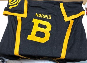lot 179 image: Vintage 1930s-40s era Wool College or High School Stadium Blanket