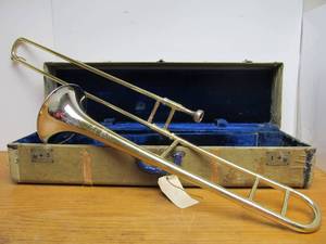 lot 140 image: Old Vintage HOLTON Special Deluxe Trombone wCase