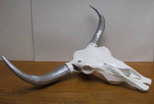lot 143 image: Awesome Cast Metal Cow Skull Wall Sculpture