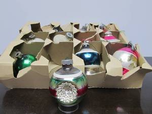 lot 146 image: Lot of Vintage Glass Christmas Ornaments