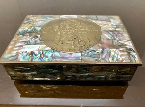 lot 257 image: Great Looking Vintage South American Abalone Box