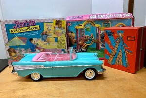 lot 264 image: Group of Vintage BARBIE Playsets & Convertible