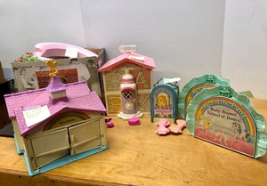 lot 265 image: Large Group of Vintage 80s MY LITTLE PONY Playsets & Accessories