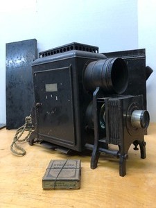 lot 275 image: Awesome Antique Bausch & Lomb Balopticon Projector wCase & Glass Slides