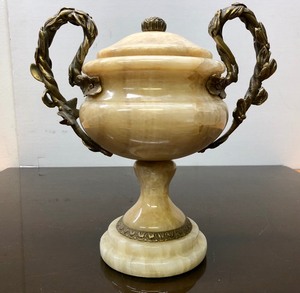 lot 287 image: Elegant Vintage Brass & Marble Urn