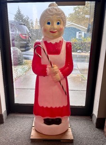 lot 292 image: Nice Condition Vintage Mrs. Claus Christmas Lighted Blow-Mold