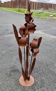 lot 295 image: Large Metal Floral YardGarden Sculpture