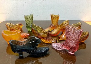 lot 310 image: Colorful Collection of Vintage Glass Shoes