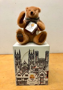 lot 300 image: Hand Numbered Limited Edition GUND Bear - Mint in Box