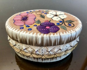 lot 359 image: Wonderful Native American Ojibwe Handmade Quill Basket by Melvin Losh