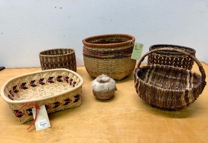 lot 352 image: Great lot of Native American Artisan Hand Made Baskets