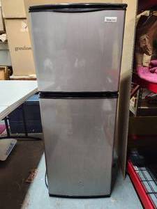 lot 415 image: Working Magic Chef Larger Size Mini-Fridge & Freezer