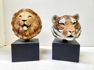 lot 423 image: Nicely Detailed Ceramic LION & TIGER Head Sculptures wStands