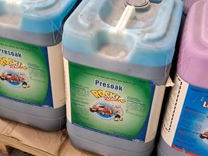 lot 500 image: Lot of (4) DuBois Blendco Systems Rockin Rhino Low pH Presoak 169106 6-gallon Plastic Jug