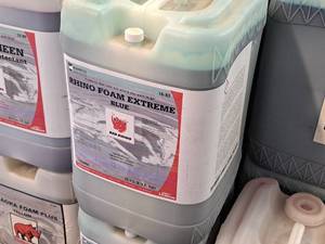 lot 545 image: Lot of (2) DuBois Blendco Systems Red Rhino Rhino Foam Extreme Blue Vehicle Cleaner 58306B 6-gallon Plastic Jug