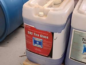 lot 580 image: Lot of (1) DuBois Blendco Systems Tunnel Vision SB2 Tire Gloss Vehicle Cleaner 148806 6-gallon Plastic Jug