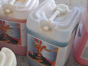 lot 590 image: Lot of (1) DuBois Blendco Systems Molten Seal 185806 6-gallon Plastic Jug