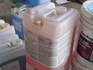 lot 594 image: Lot of (2) Lynx-San-4 Cleaner Disinfectant Sanitizer Deoderizer 5-gallon Plastic Jug