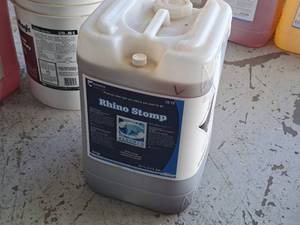lot 596 image: Lot of (1) DuBois Blendco Systems Rhino Stomp Vehicle Cleaner 157206 6-gallon Plastic Jug