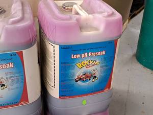 lot 499 image: Lot of (3) DuBois Blendco Systems Rockin Rhino Low pH Presoak 169106 6-gallon Plastic Jug